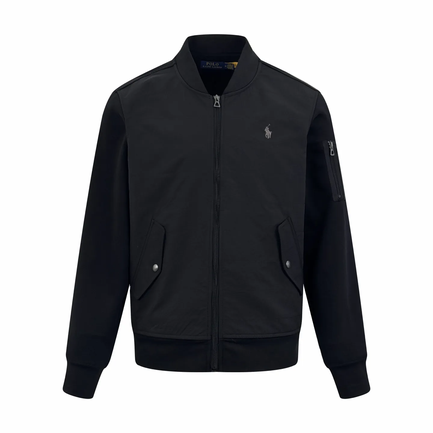 P490 Ralph Lauren Logo Baseball Collar Cotton Jacket. Customized cloud-like double-sided velvet. Excellent texture. Comfortable and close to the skin. Matte obsidian black on the front exudes an innate sense of luxury. Microvelvet touch on the reverse hides the temperature. The black layers appear on their own. The front groove is quilted with military-grade wiring to outline the three-dimensional skeleton. The exquisite pony logo embellishes the chest. Low-key and powerful. The left sleeve hidden pocket hides the edge. The collar chain linkage layered design is effortlessly advanced. The golden ratio of lightness and warmth, warm but not heavy, heavy but not stiff. Process 1: Using imported machine embroidery technology, using advanced computer control systems and precision mechanical components to achieve the iconic pony embroidery operation with high precision and smooth and delicate lines. Process 2: Needle and shuttle splicing technology can make full use of the respective advantages of knitted fabrics and woven fabrics. By choosing the appropriate sewing process and stitches, the splicing parts can be ensured to be strong and beautiful. Process 3: Template machine bag opening. The preset template guides the position of opening the bag. The accuracy of shape and size ensures the quality of the bag opening. Accessories: Customized 1:1 Ralph Lauren snap button. Customized 1:1 Ralph Lauren zipper. Customized 1:1 Ralph Lauren trademark. Version: Loose version. Size: S M L XL. Style number: 25369.